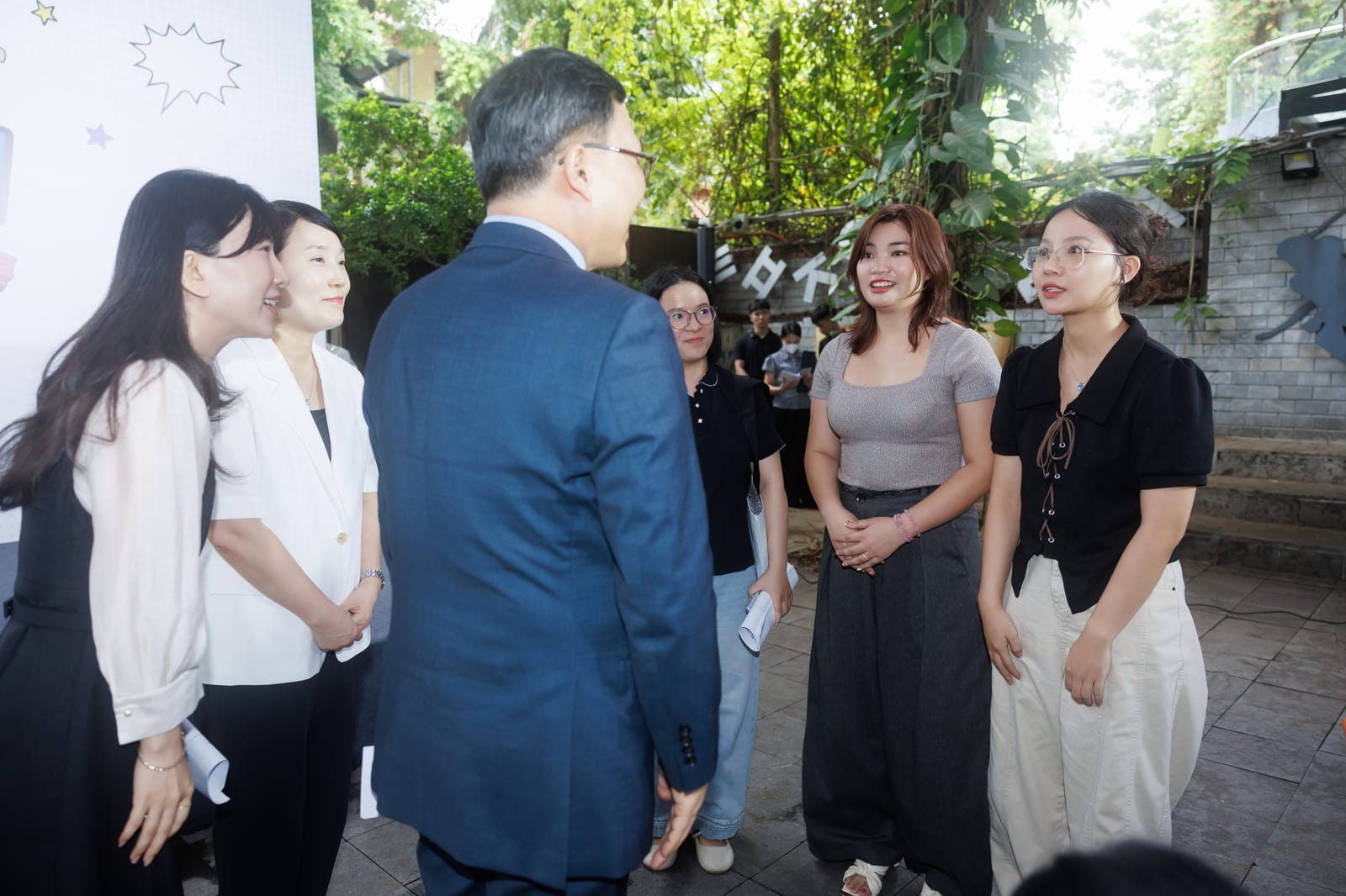 Đại diện Comicola trao đổi cùng Đại sứ Hàn Quốc Choi Young Sam và Giám đốc Trung tâm Văn hóa Hàn Quốc Park Chan A