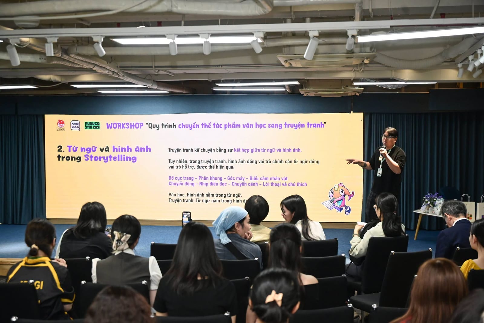 Họa sĩ Nguyễn Duy Hải hướng dẫn tại phần workshop