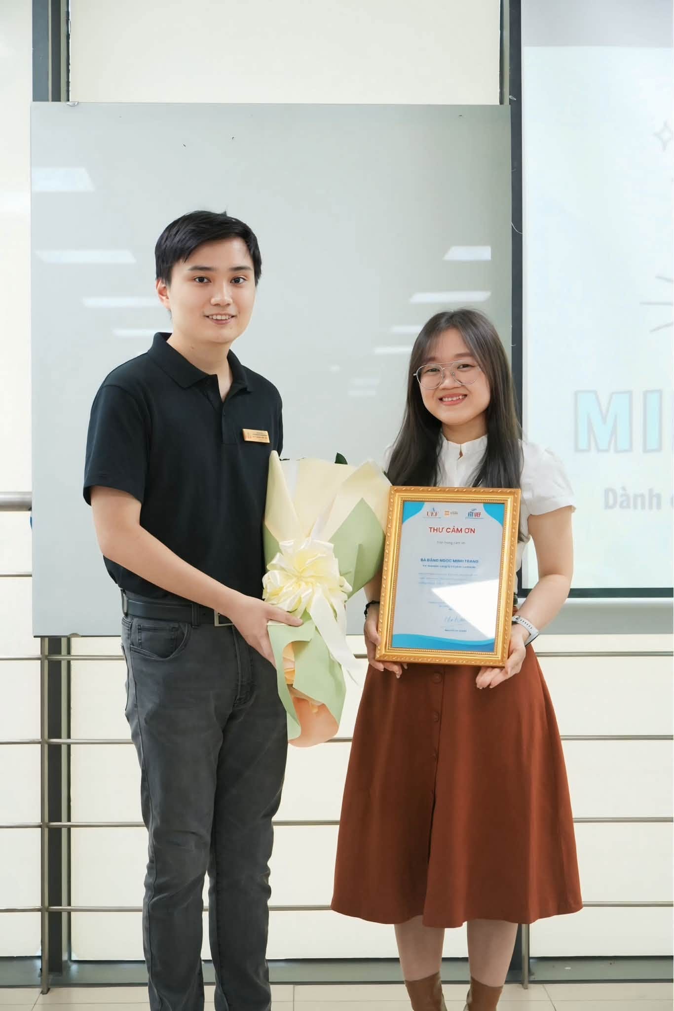 Giảng viên Đặng Ngọc Minh Trang chụp cùng giảng viên Quang Anh, phụ trách bộ môn Minh họa trường UEF